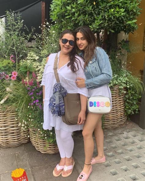 Sara Ali Khan S Endearing Pictures With Her Mom Will Make You Go Aw