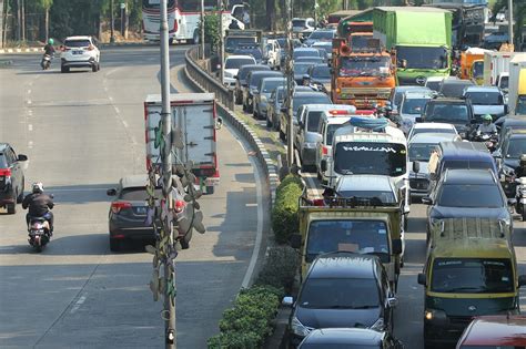 Suasana Kemacetan Di Jalan Mh Thamrin Cikokol
