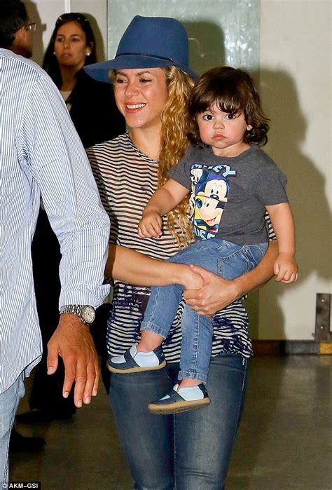 Shakira Lands In Brazil Carrying Son Milan After Spanish Talk Show Appearance Daily Mail Online