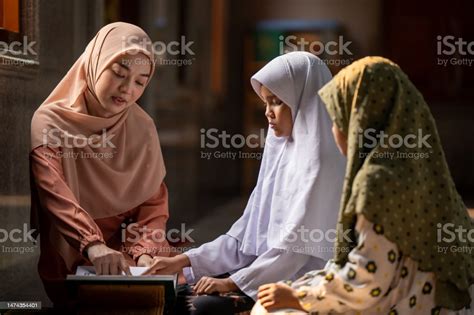 Schönes Muslimisches Mädchen Im Hijab Das Kindern Beibringt Den Koran In Der Moschee Zu Lesen