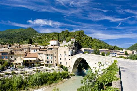 It is a left tributary of the rhône river. Lees meer over bezienswaardigheden in de Drôme Provençale