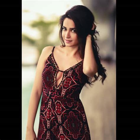 Kriti Kharbanda Flaunts Her Sexy Cleavage In This Picture