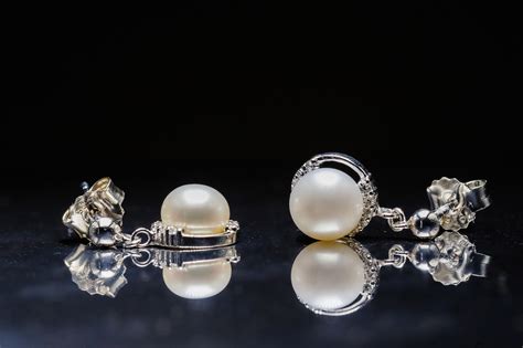 Posing couples as part of the wedding photography session is a great way to break up images of single portraits of the guests. A Simple Method To Easily Light Wedding Rings & Detail Shots