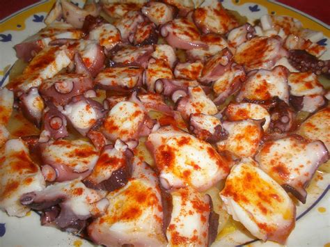 Finalmente se salsa con sal gorda. LAS RECETAS DE PEPEJO: PULPO A LA GALLEGA O "A FEIRA"
