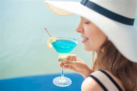 Mano Humana Está Sosteniendo Bebida De Verano En La Playa Foto Premium