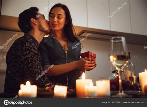Hermosa Pareja Apasionada Teniendo Una Cena Romántica Luz Las Velas Fotografía De Stock