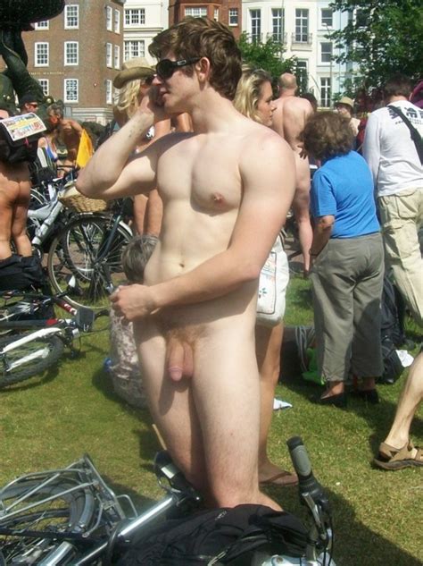 ganas de polla Ciclistas nudistas enseñando sus pollas en publico naked cyclists