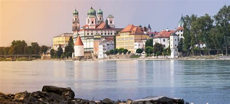 Rund 2000 engagierte mitarbeiter kümmern sich hier mit. Music Danube cruise 2018 from Passau to Budapest special ...