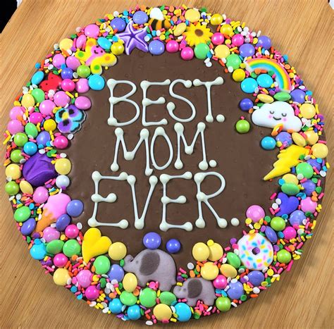 Mother's day is two weeks away, which means it's crunch time to start thinking about what to get. Best Mom Ever Chocolate Pizza | fun gift for Mothers Day