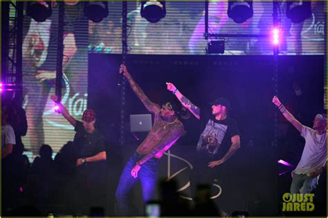 Chris Brown Kicks Off With Shirtless Vegas Performance Photo Sexiz Pix