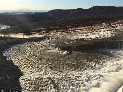 Lake Oroville Flows Over Emergency Spillway For First Time Daily Mail