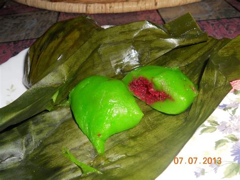 Kuih tepung gomak atau juga dieja sebagai buah gomok, atau gomok atau turut dikenali sebagai kuih buah beluru di bahagian luar kuih ini dilumur dengan tepung pulut atau tepung kacang hijau bagi. Cempaka Biru: Kuih Koci Hijau Berinti Kelapa Merah