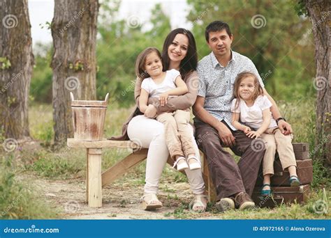 Retrato De La Familia Imagen De Archivo Imagen De Relaciones 40972165