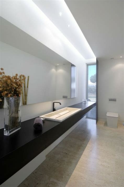 Badezimmerwände in beige lassen badmöbel in weiß elegant aussehen. LED indirekte Beleuchtung für ein exklusives Badezimmer ...