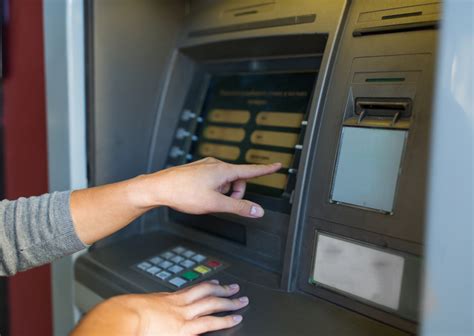 Jika berminat bekerja di sini, pertama bisa mengikuti kursus di national air traffic service atau lembaga khusus pencari orang yang mau bekerja di industri. Cara Tarik Tunai Tanpa Kartu di ATM BRI, BNI, Mandiri, BCA
