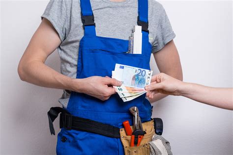 Elektriker / störungstechniker mit firmenfahrzeug (m/w) bei isg personalmanagement gmbh. Wieviel kostet ein Handwerker und wieviel verdient er ...