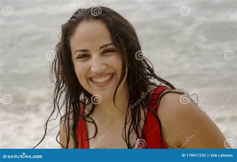 Turks Meisje Op Het Strand Op Een Mooie Zomerdag Stock Afbeelding