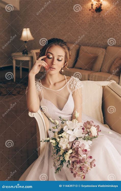 Belle Femme Sensuelle Avec Les Cheveux Blonds Dans Le Dre Luxueux De Mariage Image Stock Image