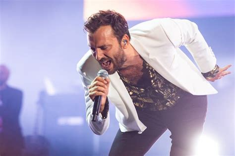 Fin da piccolo inizia a studiare pianoforte (a 6 anni prende la sua prima lezione). Cesare Cremonini con Greta Thunberg: Le battute dei ...