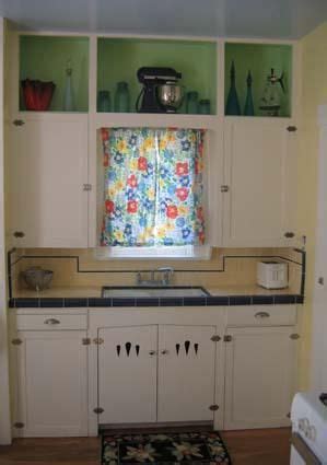 We only have a portion of our inventory on the website. Tiny kitchen with pretty yellow and black counter top. | Retro kitchen, Countertops, Farmhouse ...