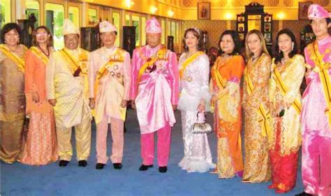He passed the pahang throne to sultan abdullah on jan 12. Duli Mahkota : Pewaris Takhta : Pahang Darul Makmur