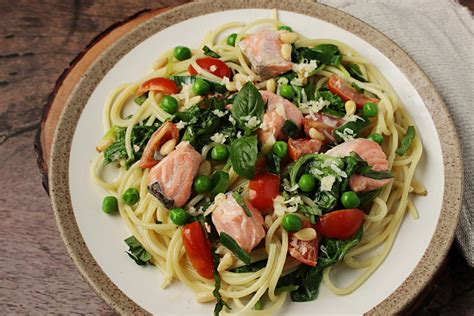 One Pot Pasta mit Lachs und Gemüse Rezept GuteKueche de