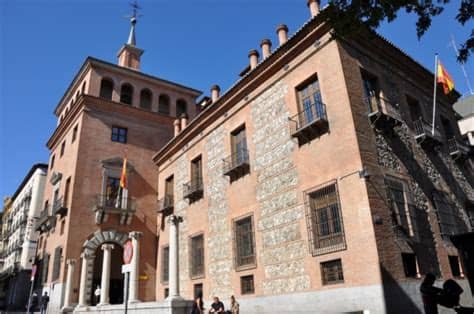 Casa de la 7 chimeneas.jpg 960 × 720; El Madrid del terror: La Casa de las Siete Chimeneas