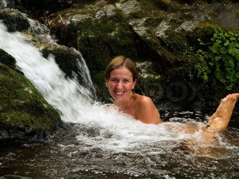 Lachendes Mädchen beim Baden im Wald Wasserfall Stockfoto Colourbox