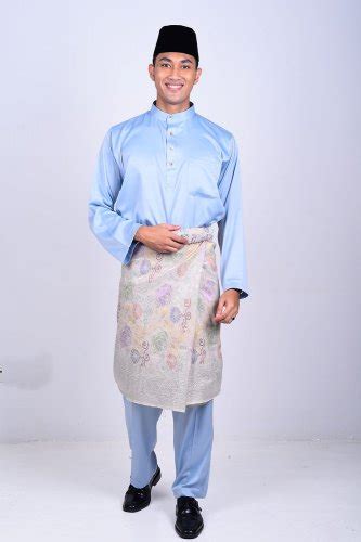 On the other hand, the cekak musang style has a standing collar with holes for five. Baju Teluk Belanga Merupakan Pakaian Adat - Baju Adat ...