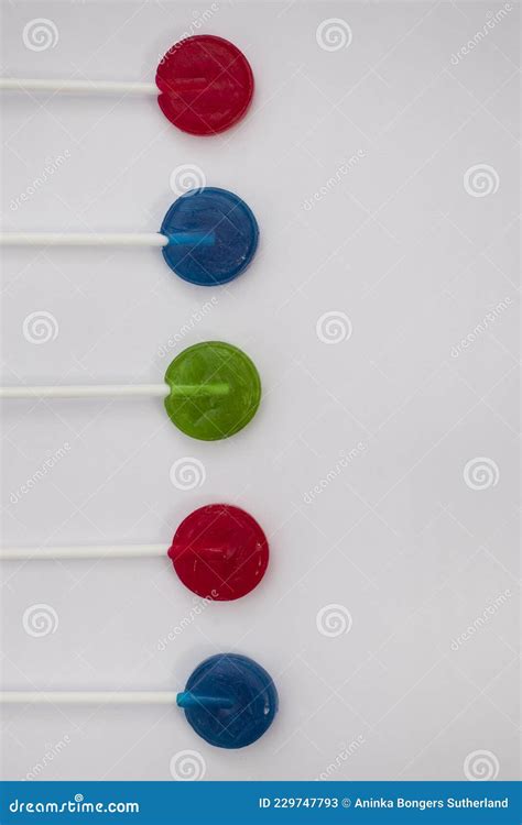 Dulces Coloridos De Lollipop Sobre Fondo Blanco Con Espacio De Copia