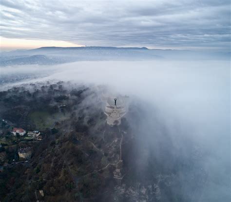 Jun 14, 2021 · por este caminho vão encontrar diversas praças, esplanadas, cafés onde poderão fazer uma paragem rápida para picar e beber alguma coisa. Ilyen a havas Szabadság-szobor a magasból