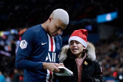 Congratulations mbappe the crown prince of football. Kylian Mbappé speelt kerstman voor arme kinderen in Parijs ...