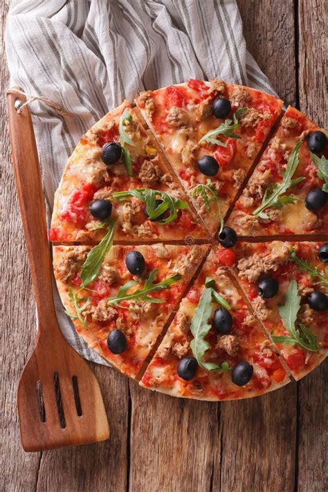 Peschi La Pizza Con Il Tonno Le Olive Ed Il Primo Piano Della Rucola