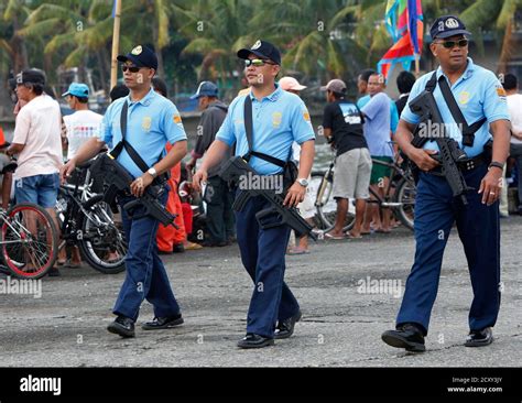 Bewaffnete Mitglieder Der Philippine National Police Pnp Patrouillieren Sie Sicherheit Beim