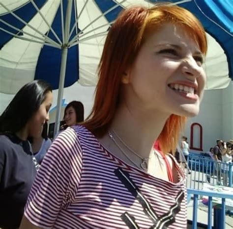 Try looking anywhere for bold clothing and accessories that remind you of hayley, but still fit in with your style. Pin by hi on Hayley williams | Hayley williams, Hayley ...