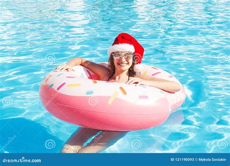 Mooi Jong Meisje In Bikini En Santa Claus Hoed Met Doughnut Opblaasbare