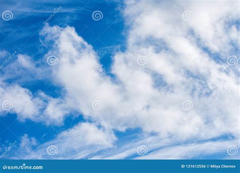 Paisaje Celestial Nublado Hermoso El Volar A Través De Las Nubes Foto