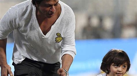 मैच के बाद शाहरुख ने बेटे संग ईडन गार्डन्स में लगाई दौड़ Shah Rukh Khan Races With His Son At