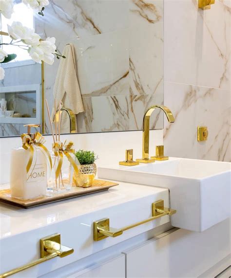 Banheiro Marmorizado Branco E Dourado Com Banheira Jardim Vertical E
