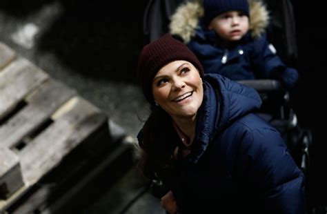 Precis som förra året har de klätt sig i linje med dagens klädkod: Pin på Estelle a Oscar 13
