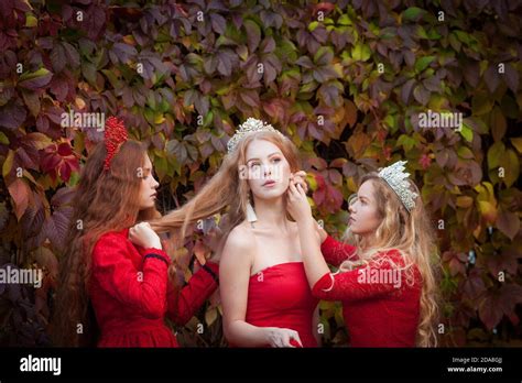 Les Filles Russes Sont Belles Traditions Nationales Russes Sœurs En Couronnes Épouses De L