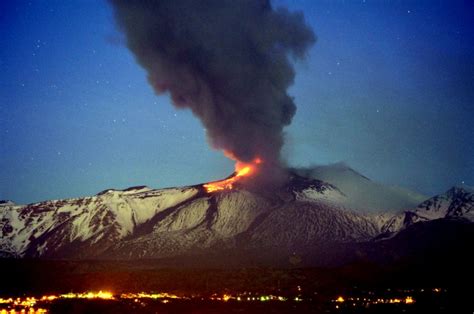 Parossismo dal cratere di sudest. Etna di nuovo in eruzione: chiusi gli aeroporti ...