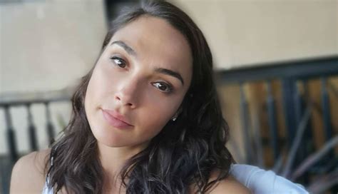 Gal Gadot Publica Video Tocando El Piano En Bata Y Sin Maquillaje Instagram Celebrities