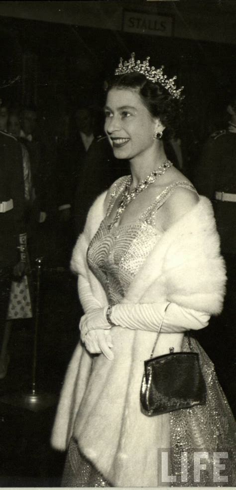 Vérifiez qu'il n'y a ni faute d'orthographe, ni erreur de frappe. 30 Rare and Stunning Vintage Photos of a Young Queen ...