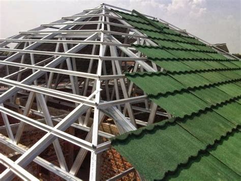 Bukan saja sebagai pelindung rumah dari elemen luar, bentuk atap juga memiliki peran utama dalam menentukan seluruh tampilan gaya rumah. Keunggulan dan Kelemahan Penggunaan Kerangka Atap Baja ...