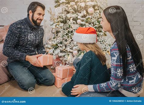 Feliz Navidad Y Buenas Fiestas Madre Alegre Padre Y Su Muchacha Linda De La Hija Intercambiando