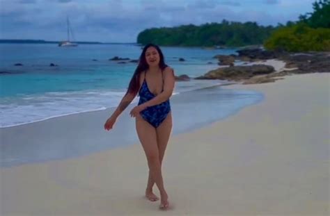 9 Potret Seksi Rahma Azhari Pakai Bikini Saat Liburan Di Indonesia