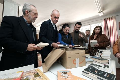 El Alcalde Y La Fundaci N Jos Manuel Lara Hacen Entrega De Un Lote De Libros A Representantes