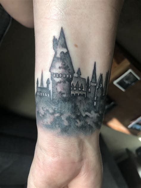 Hogwarts Tattoo Used As A Cover Up Hogwarts Tattoo Tattoos Maple