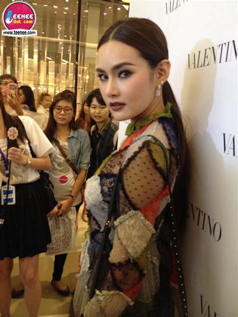 หญิง รฐา เข้าวงการบันเทิงตั้งแต่อายุ 16 ปี. หญิง รฐา รับพาแม่น้อยเสริมจมูกเพิ่มโหงวเฮ้ง ปัดเสพติดศัลยกรรม